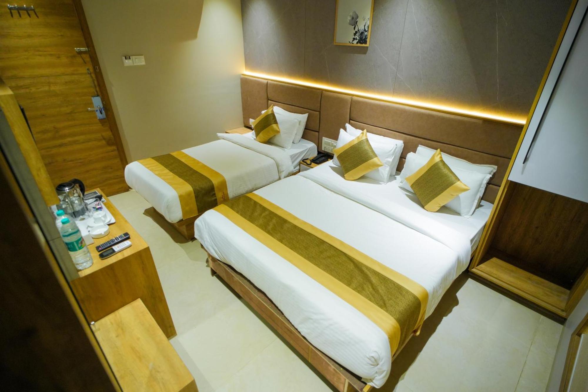 Hotel Skylink Hospitality Mahalaxmi Mumbai Exteriör bild