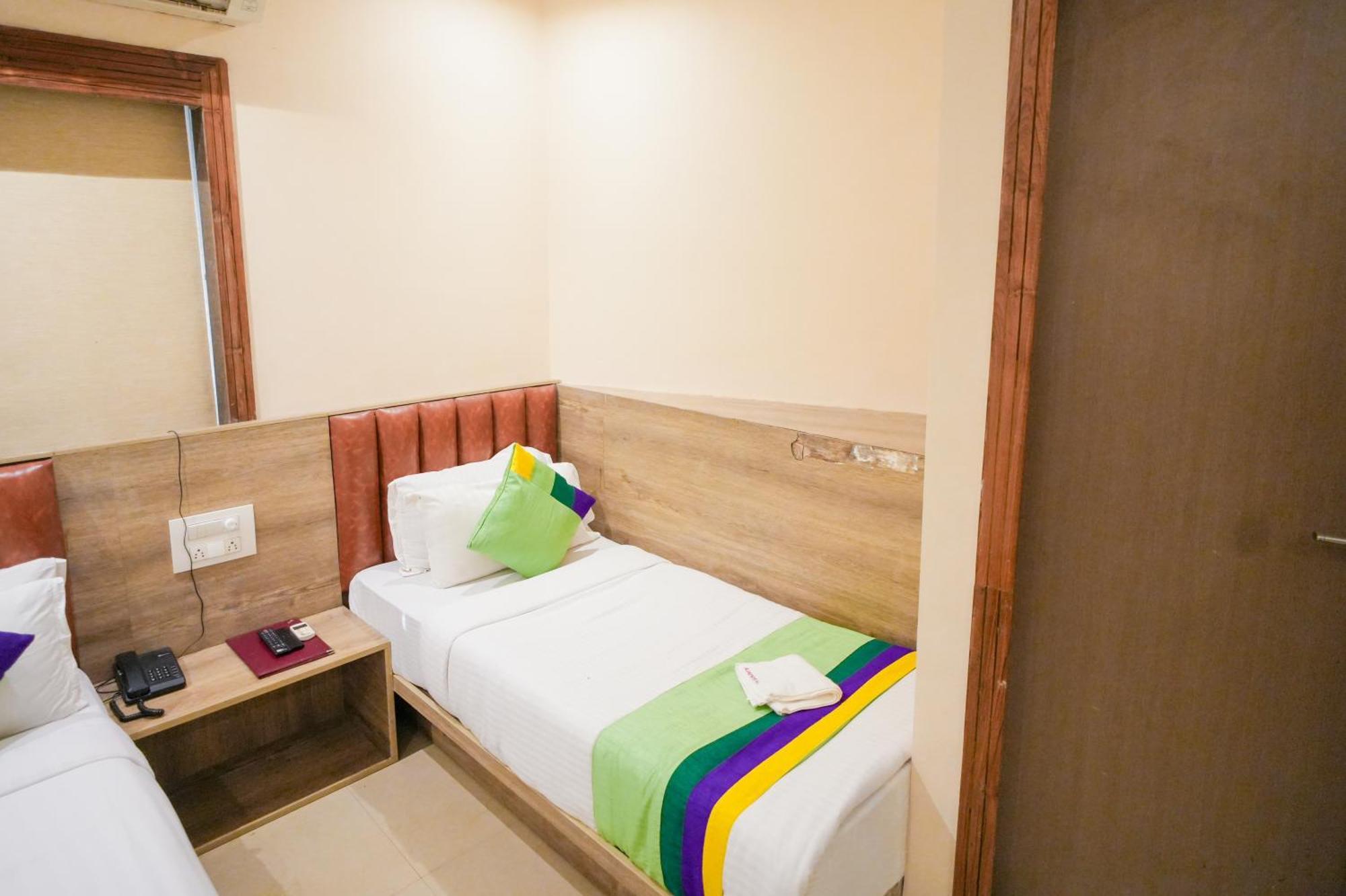 Hotel Skylink Hospitality Mahalaxmi Mumbai Exteriör bild