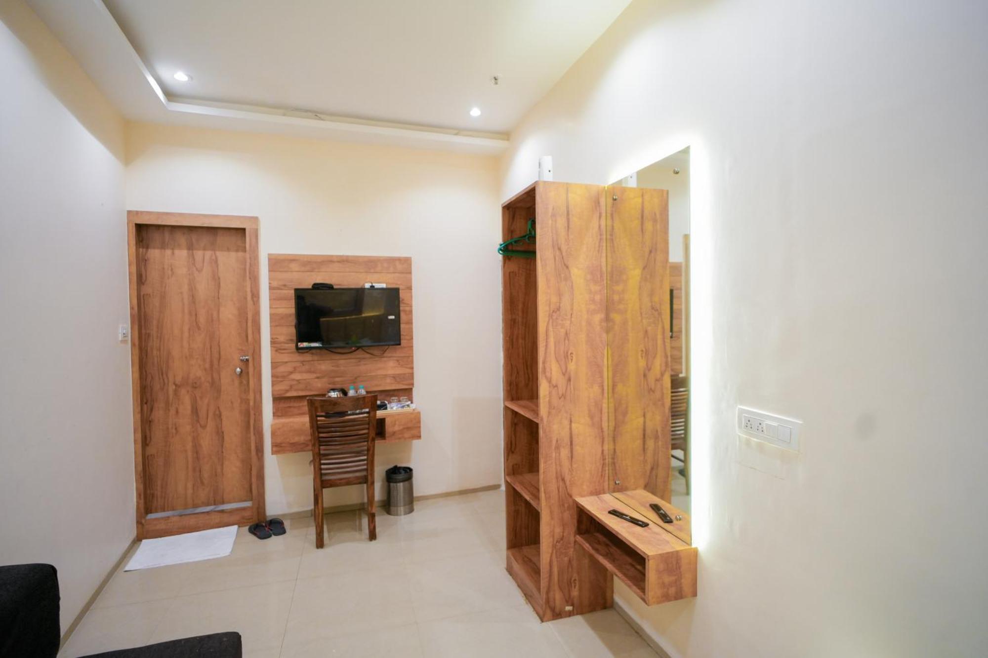 Hotel Skylink Hospitality Mahalaxmi Mumbai Exteriör bild