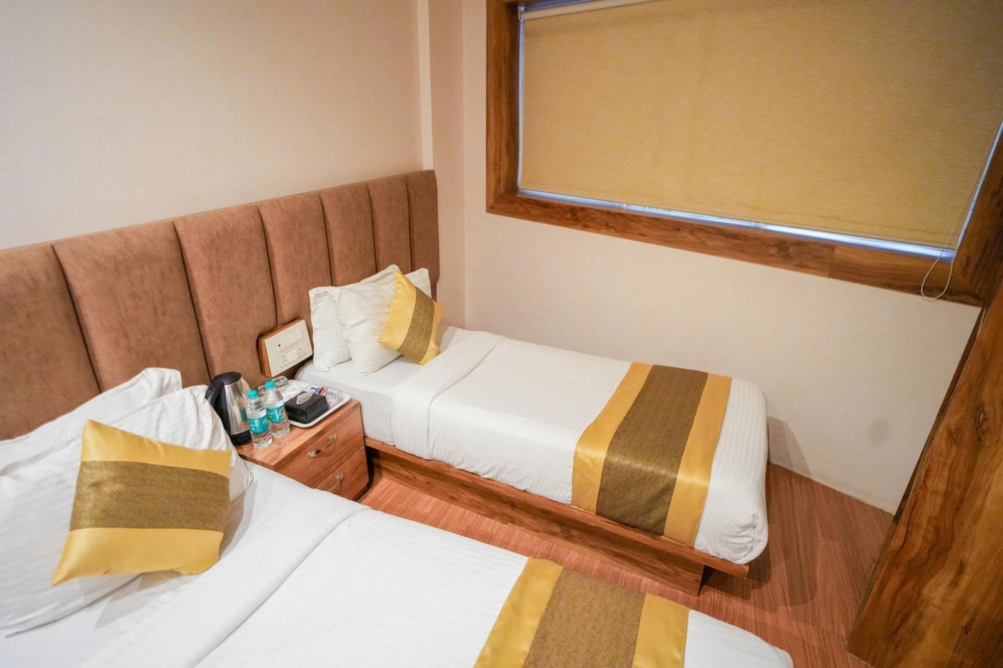 Hotel Skylink Hospitality Mahalaxmi Mumbai Exteriör bild