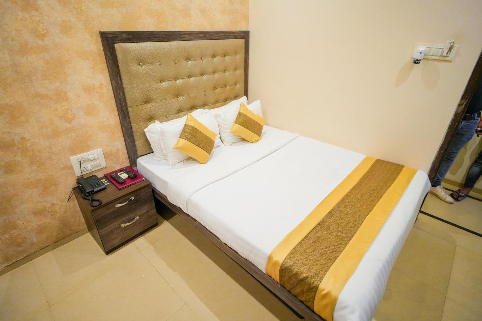 Hotel Skylink Hospitality Mahalaxmi Mumbai Exteriör bild
