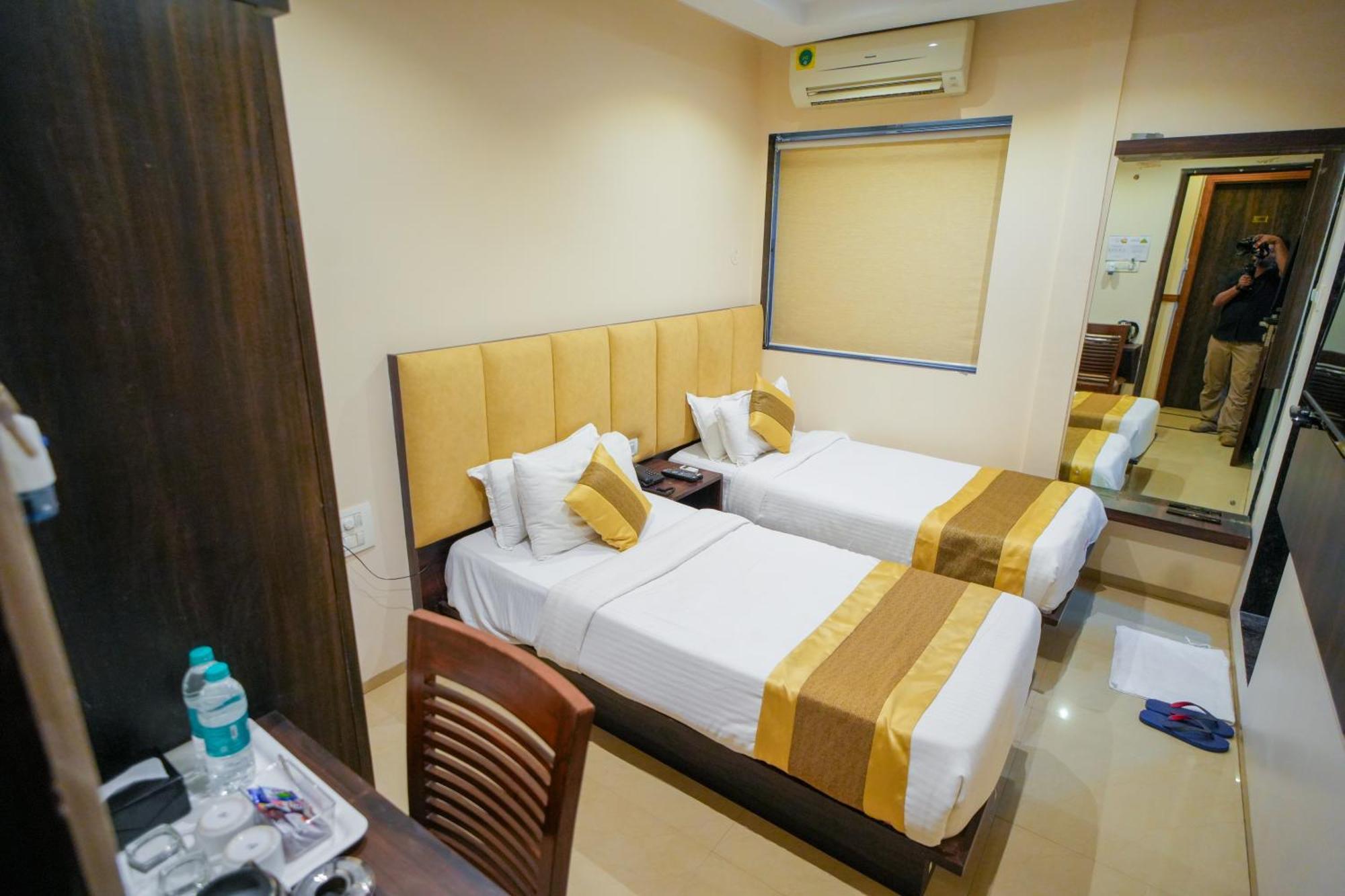 Hotel Skylink Hospitality Mahalaxmi Mumbai Exteriör bild