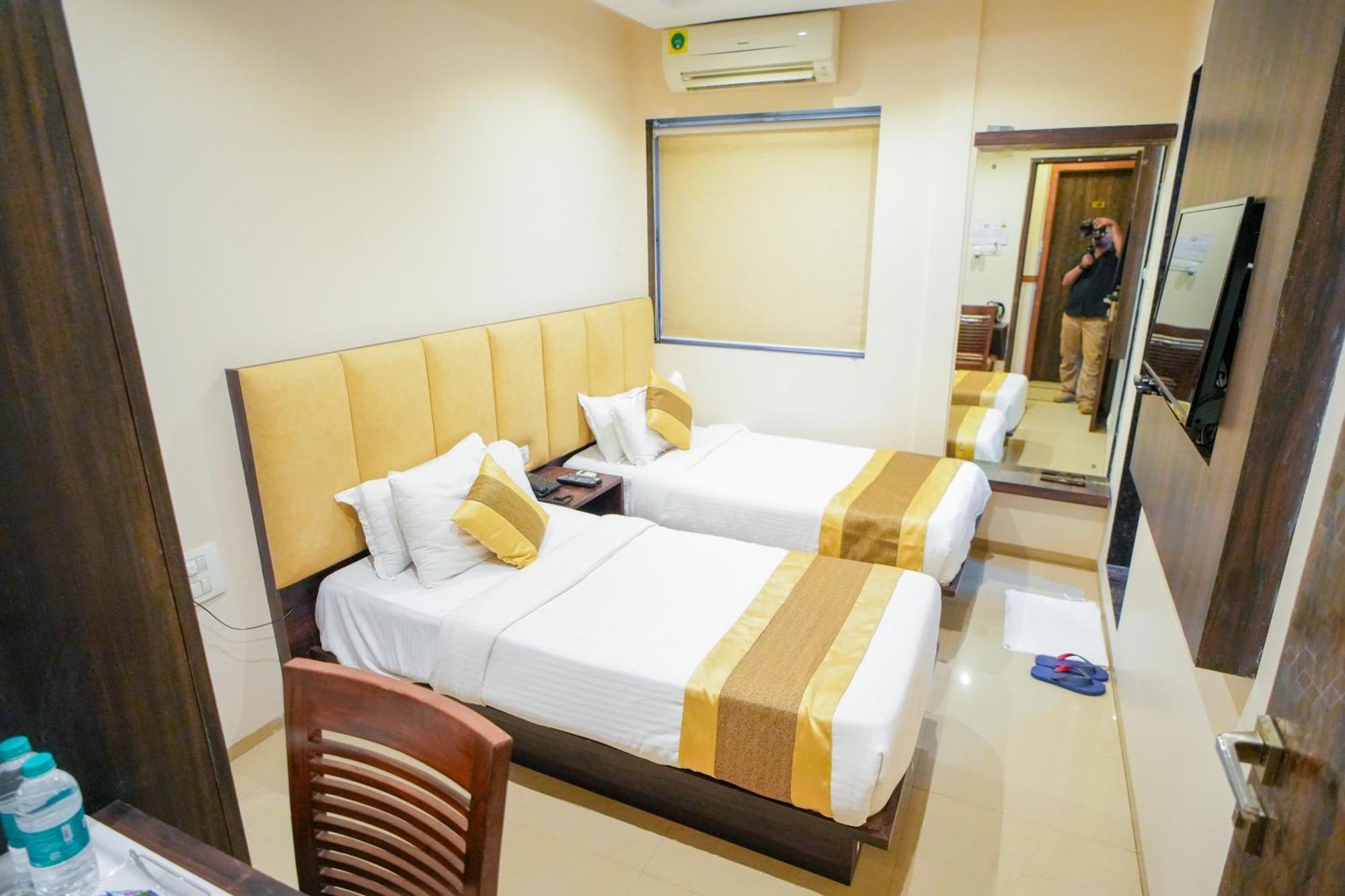 Hotel Skylink Hospitality Mahalaxmi Mumbai Exteriör bild