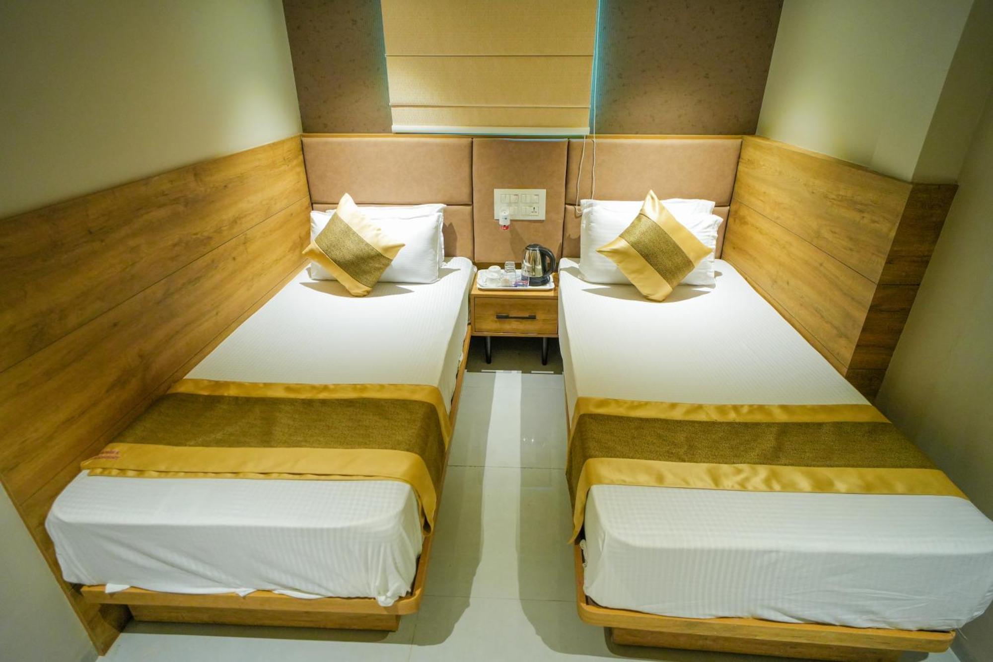 Hotel Skylink Hospitality Mahalaxmi Mumbai Exteriör bild