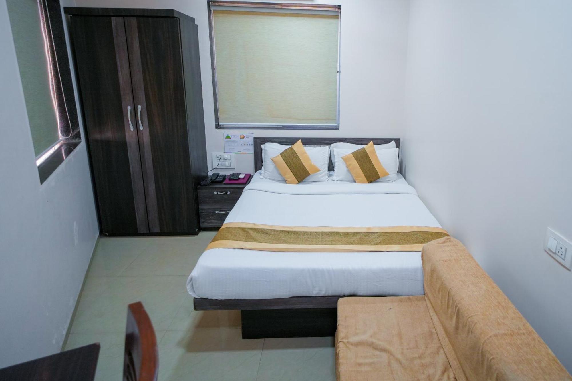 Hotel Skylink Hospitality Mahalaxmi Mumbai Exteriör bild