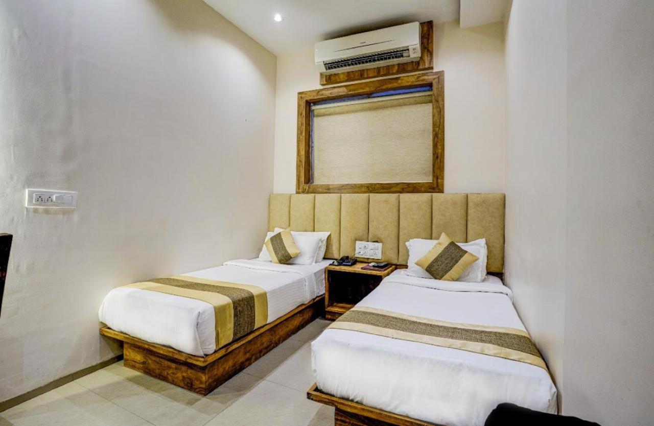 Hotel Skylink Hospitality Mahalaxmi Mumbai Exteriör bild